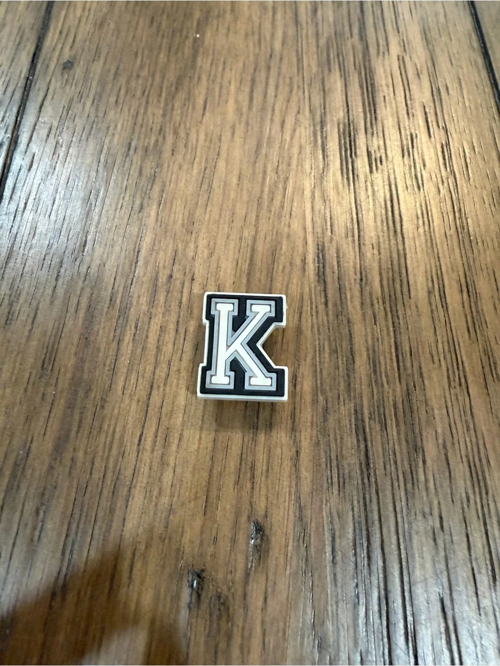 Croc charm White 'K'